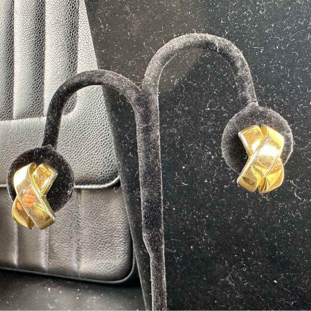 EA18 FINAL PRICE Christian Dior gold X clip on earrings